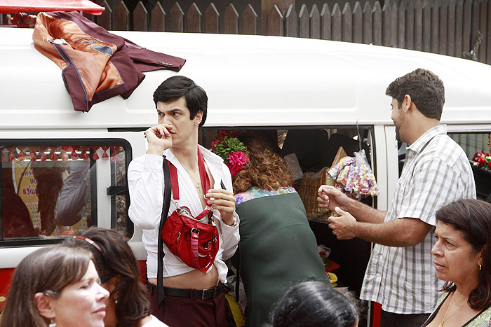 Mateus Solano vende hot-dog com Elizabeth Savalla em cenas de Amor à Vida
