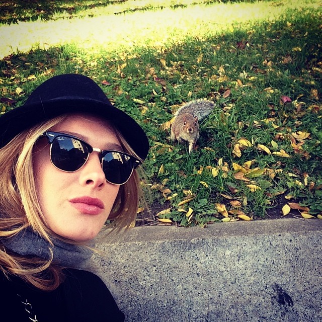 Fiorella Mattheis encontra esquilo em parque de Nova York