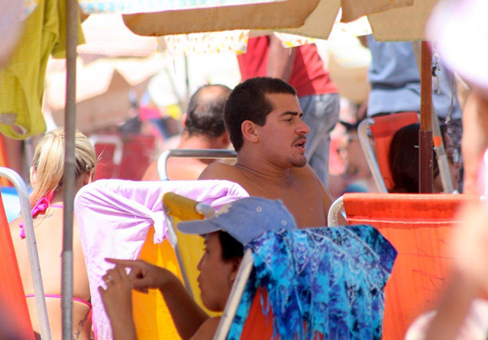 Estiloso, Thiago Martins usa óculos escuros branco na praia