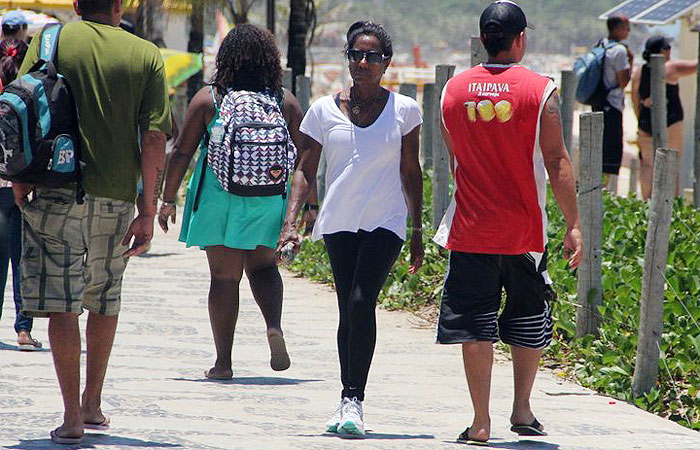 Glória Maria se exercita na praia de Ipanema