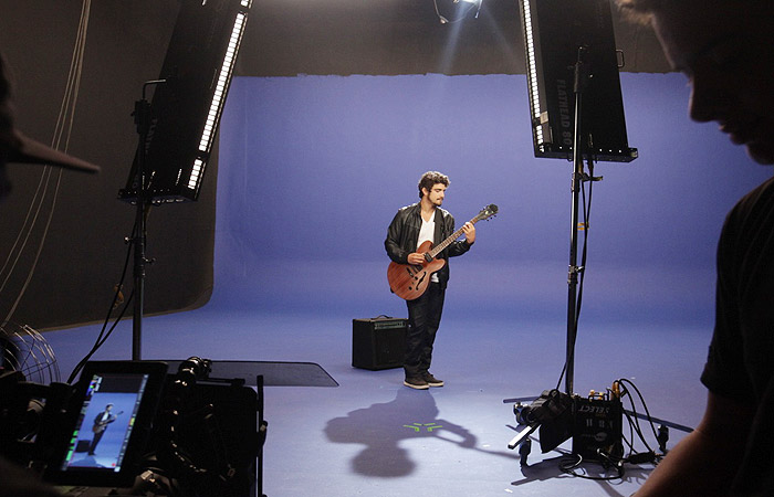 Caio Castro grava videoclipe com cantora, em SP