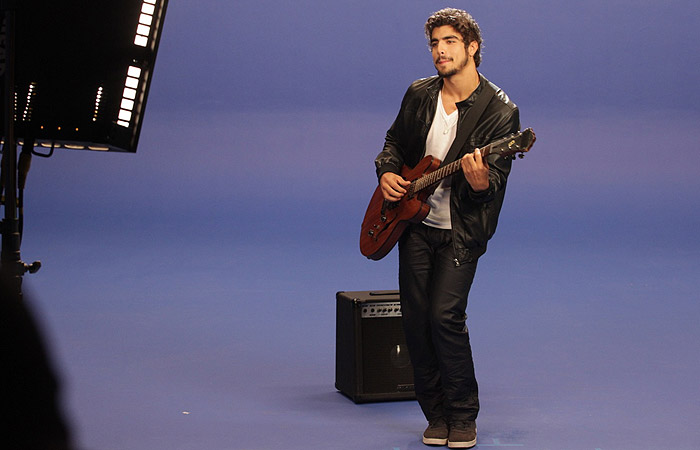 Caio Castro grava videoclipe com cantora, em SP