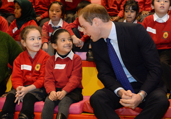 Príncipe William visita escola infantil e se diverte com crianças