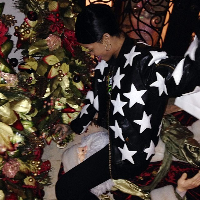Rihanna senta em cima de Papai Noel de pelúcia
