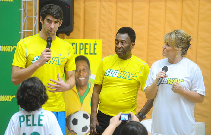 Pelé e Michael Phelps se encontram em campanha de empresa de fast food, em São Paulo 