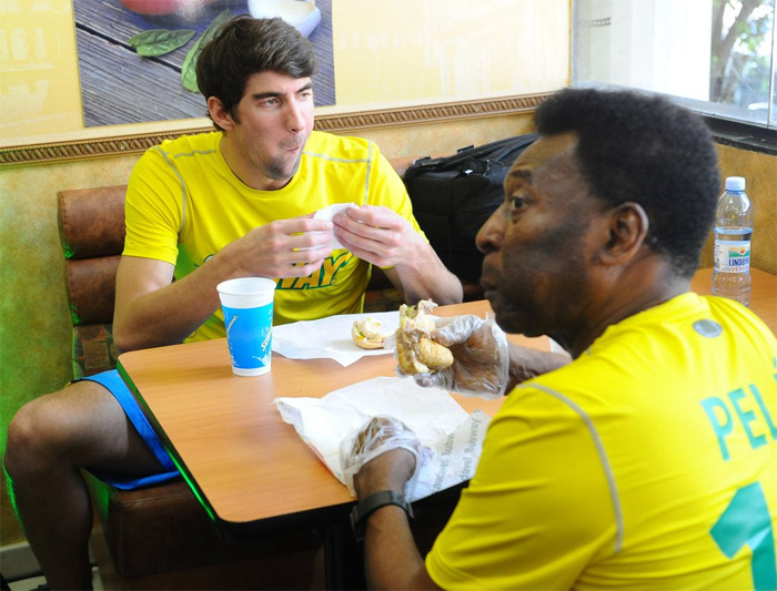 Pelé e Michael Phelps se encontram em campanha de empresa de fast food, em São Paulo 