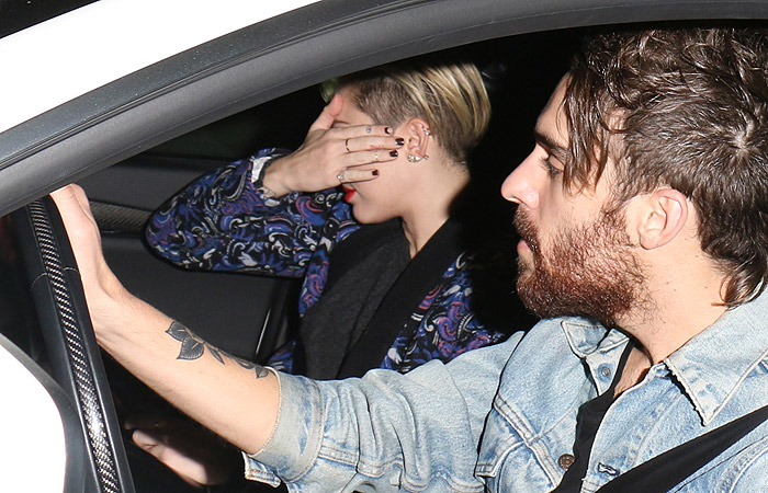 Miley Cyrus esconde o rosto para não ser fotografada