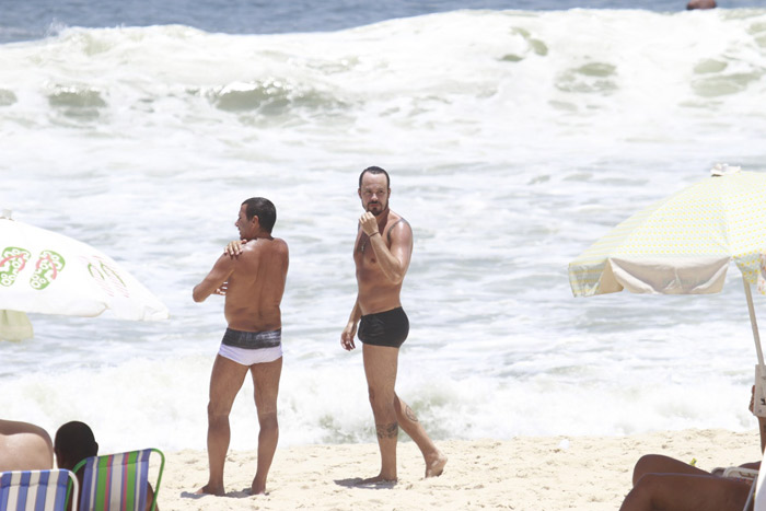 Paulo Vilhena e Eri Johnson vão juntos a praia no Rio