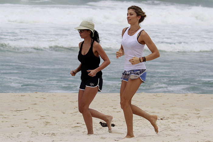 Grazi Massafera e Ana Lima correm juntas direto na areia da praia