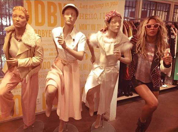 Beyoncé se diverte ao imitar manequins em loja de roupas