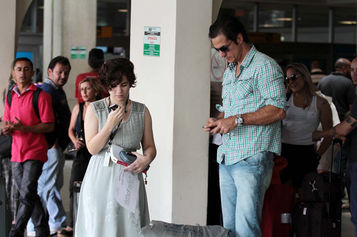 Sheila Mello e o marido Xuxa chegam em São Paulo