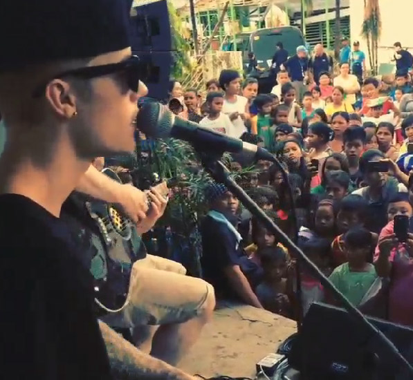 Justin Bieber faz visita para às vítimas do tufão nas Filipinas