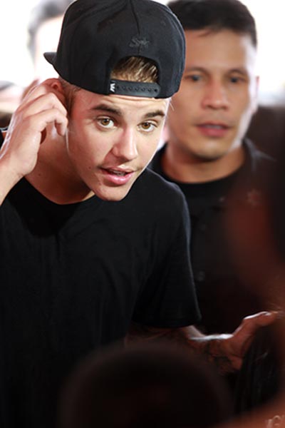 Justin Bieber visita vítimas do tufão nas Filipinas