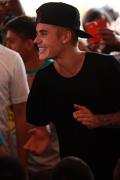 Justin Bieber visita vítimas do tufão nas Filipinas