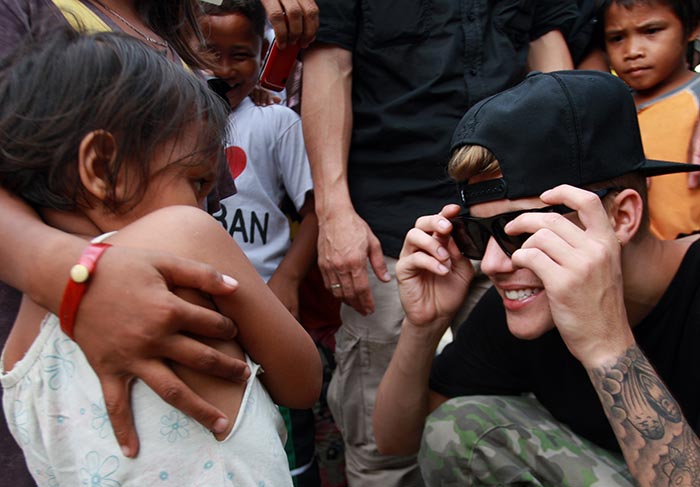 Veja fotos de Justin Bieber visitando vítimas de tufão nas Filipinas - jGetty Image