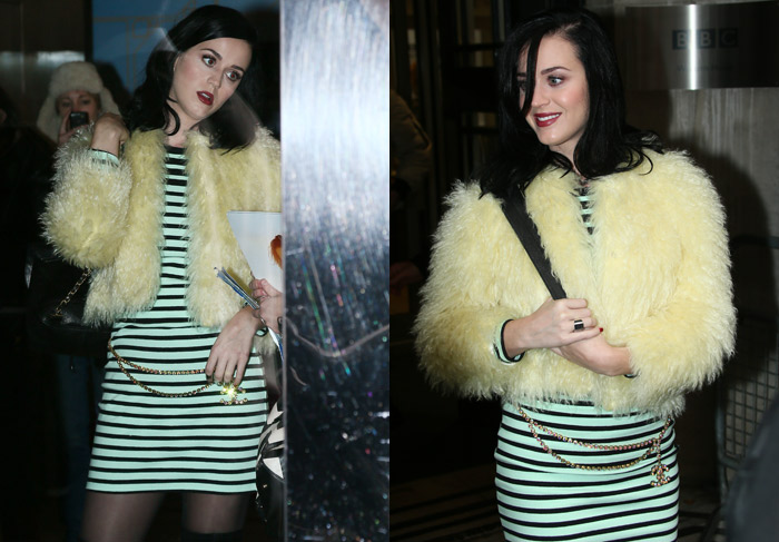 Katy Perry passeia com casaco de pele para promover seu álbum