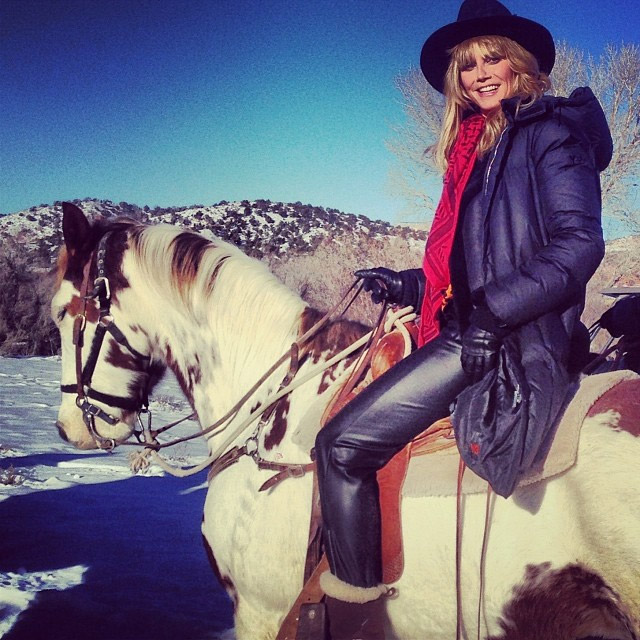 Heidi Klum anda a cavalo no meio da neve nos Estados Unidos