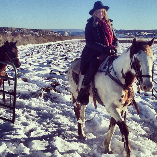 Heidi Klum anda a cavalo no meio da neve nos Estados Unidos