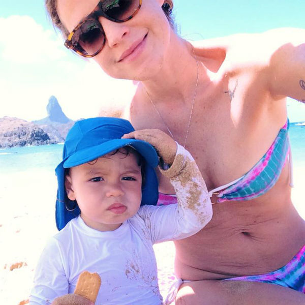 Luana Piovani exibe barriga enrugada na praia com o filho