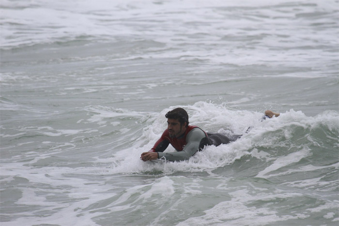 Caio Castro pega onda em praia no Rio de Janeiro