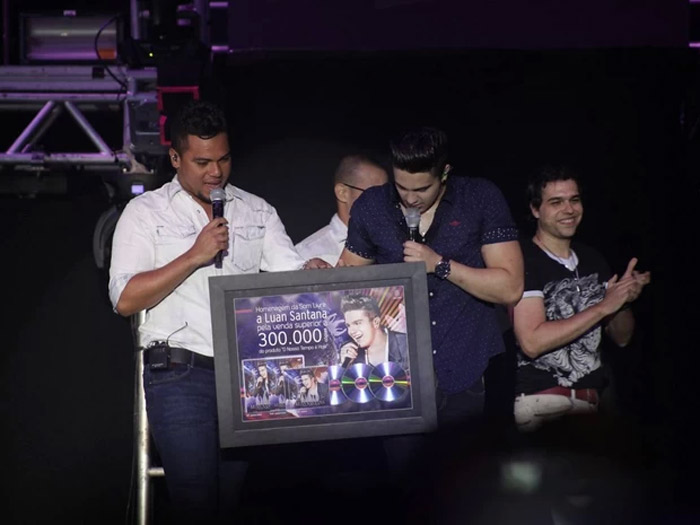 Sorriso Maroto dá disco de ouro para Luan Santana, após sucesso em DVD