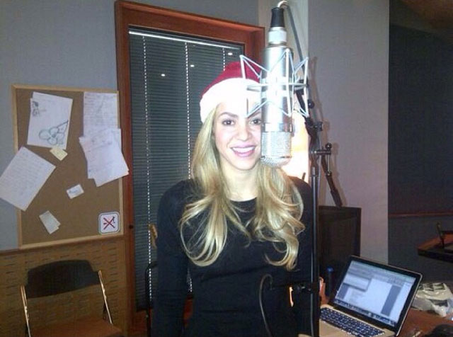 Shakira grava em estúdio, com chapeuzinho de mamãe Noel