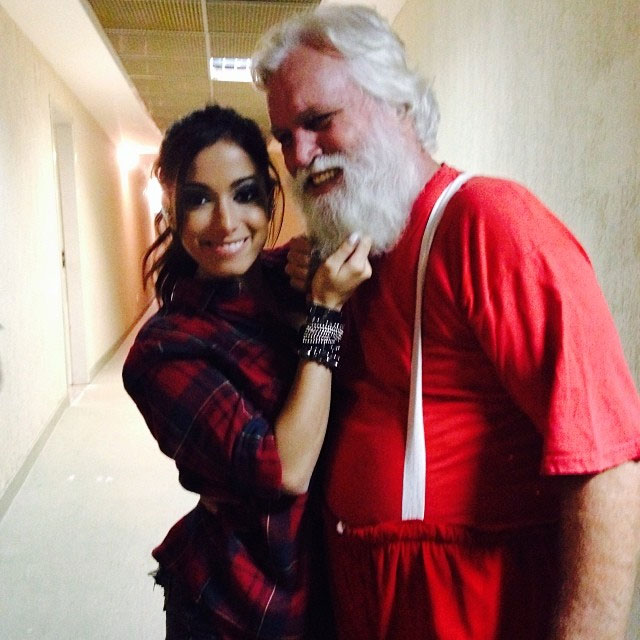 Ho, Ho, Ho... Anitta  faz cosquinha na barba do Papai Noel 