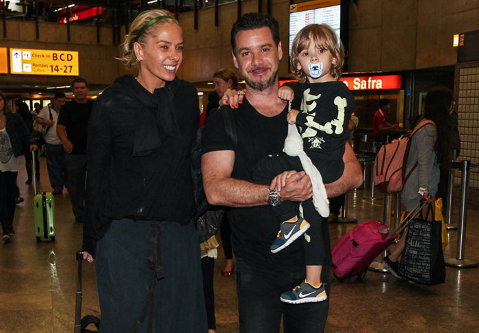 Adriane Galisteu com marido e o filho