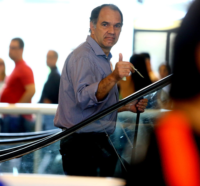 Humberto Martins embarca no aeroporto Santos Dumont
