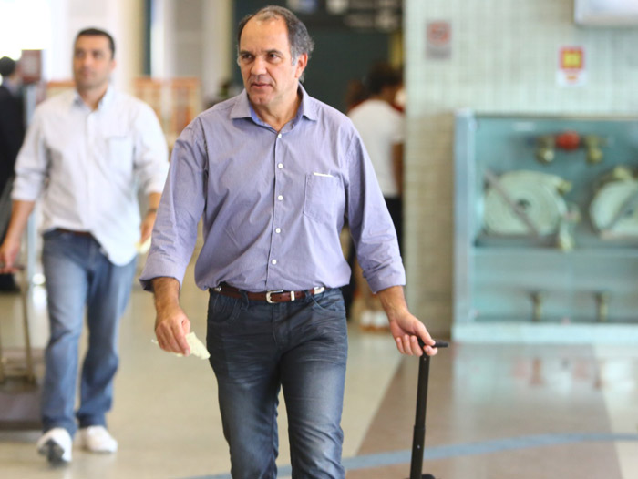 Humberto Martins embarca no aeroporto Santos Dumont