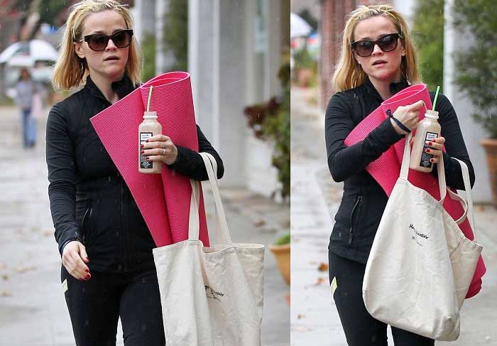 Reese Witherspoon vai para a aula de yoga com seu tapetinho rosa choque