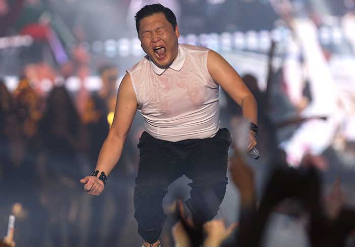 Psy tira a camisa e faz caretas durante show em Seoul