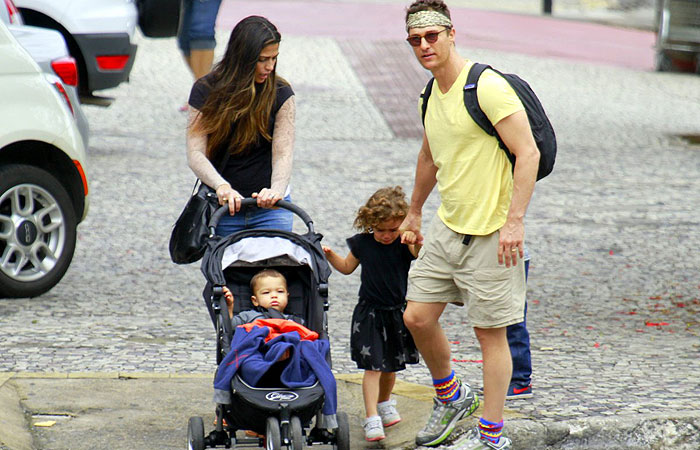 Matthew McConaughey vai à churrascaria com a família