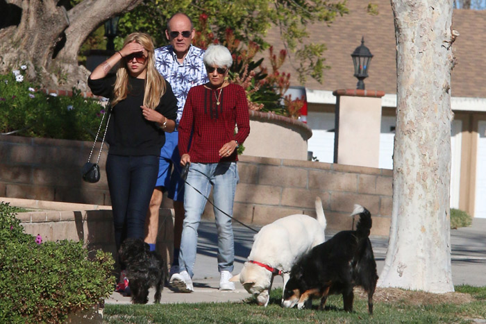 Amanda Bynes passeia com os pais e os cachorros
