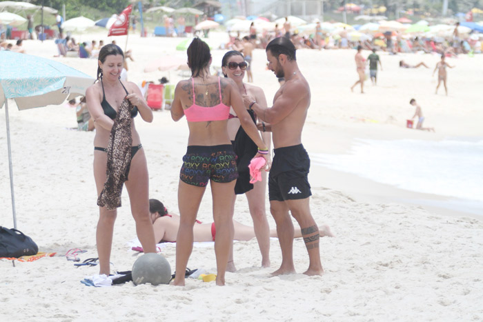 Giovanna Antonelli faz exercícios na praia da Barra 