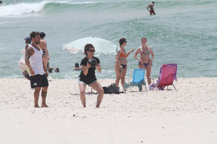 Giovanna Antonelli faz exercícios na praia da Barra 