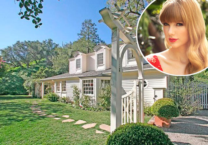 Aqui está a casa de Taylor Swift em Beverly Hills, na Califórnia. Ela custou à cantora US$ 3.9 milhões e tem 4 dormitórios, 4 banheiros e se encontra em uma área de 1,37 hectares de terreno.