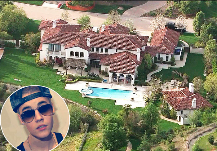 Esta casa de Justin Bieber está localizada num ultra exclusivo condomínio fechado em Oaks. As festas barulhentas  provocou a ira de seus vizinhos. A mansão vale 6.5 milhões de dólares, tem 9,214 metros quadrados que abrigam seis quartos, sete banheiros, uma piscina, e um home theater. 