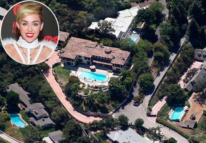 Miley Cyrus atualmente ela vive em uma mansão estilo anos 50, com janelas enormes e uma bela piscina em Studio City, Los Angeles. O imóvel vale cerca de 3,9 milhões de dólares.