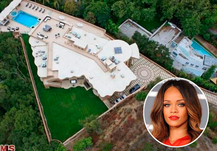 Aos 21 anos Rihanna vive nesta bela mansão moderna, localizada em Pacific Paladise, uma das regiões mais descoladas da Califórnia, onde de pode ver as praias do Pacífico e as montanhas de Malibu.