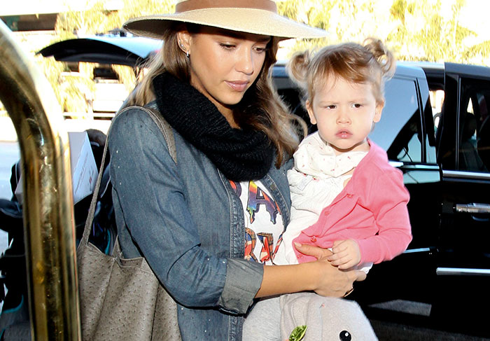 Jessica Alba chega ao aeroporto de Los Angeles com a filha, Haven 