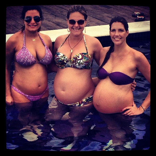 Ana Hickmann tira foto das grávidas em pool party