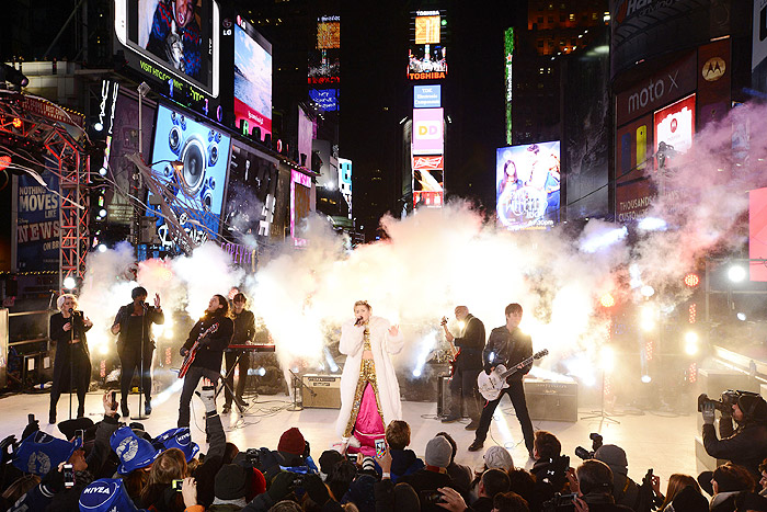 Miley Cyrus se apresenta de casacão em festa de Ano Novo na Times Square