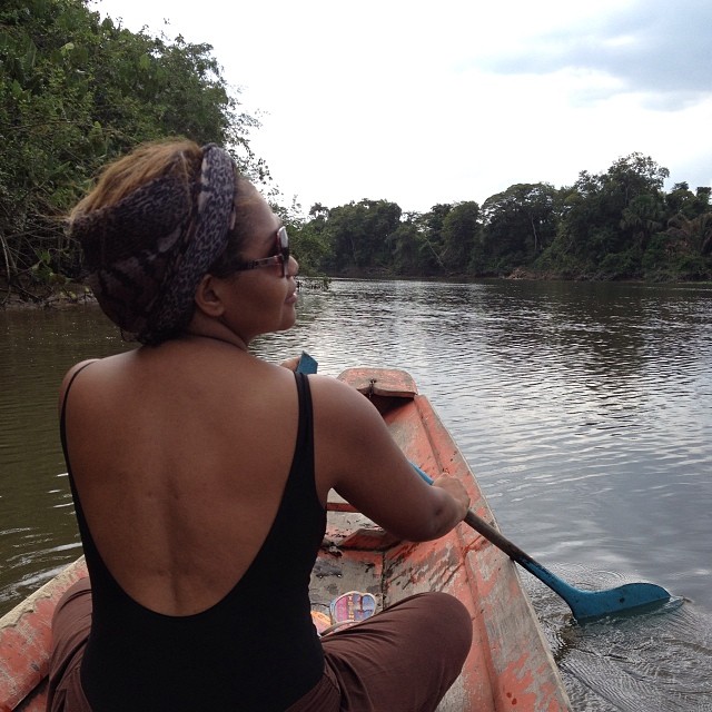 Gaby Amarantos se emociona ao passear de canoa no Pará