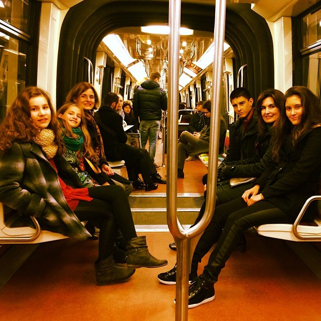 Fátima Bernardes anda de metrô por Paris com os filhos