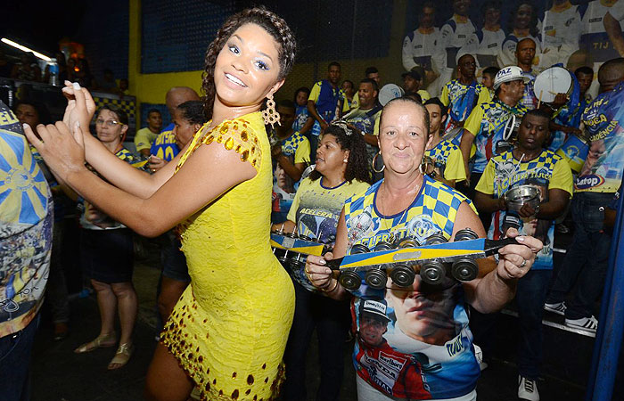 Juliana Alves brilha em aniversário de escola de samba carioca
