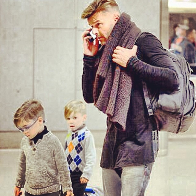 Ricky Martin embarca com os filhos em aeroporto de Los Angeles
