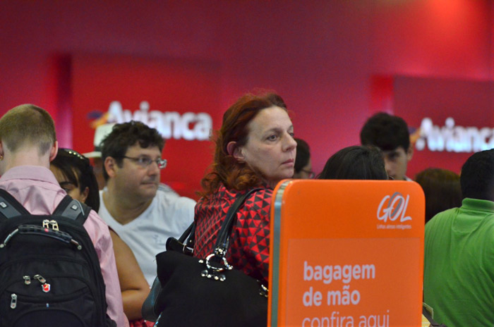 Rosi Campos encara dia tumultuado no aeroporto do Rio de Janeiro