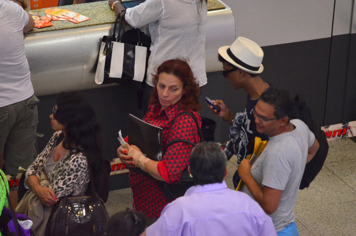 Rosi Campos encara dia tumultuado no aeroporto do Rio de Janeiro