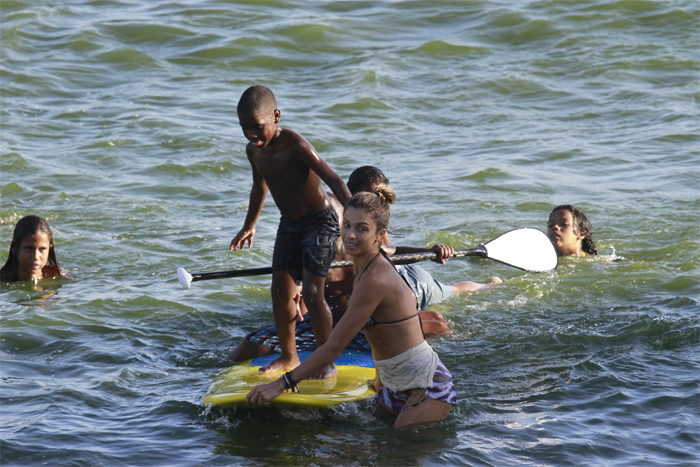 Grazi Massafera pratica stand up paddle, no Rio